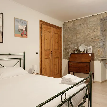 Pietra, Legno E Versi, Casa Carducci A * Triest