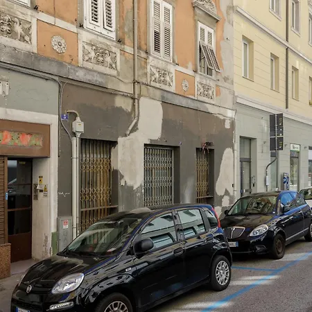 Pietra, Legno E Versi, Casa Carducci A * Triest