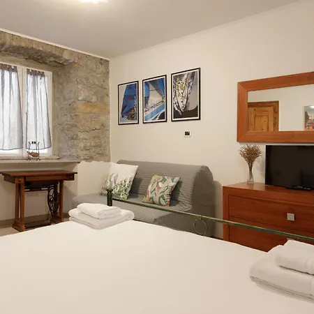Apartment Pietra, Legno E Versi, Casa Carducci A *